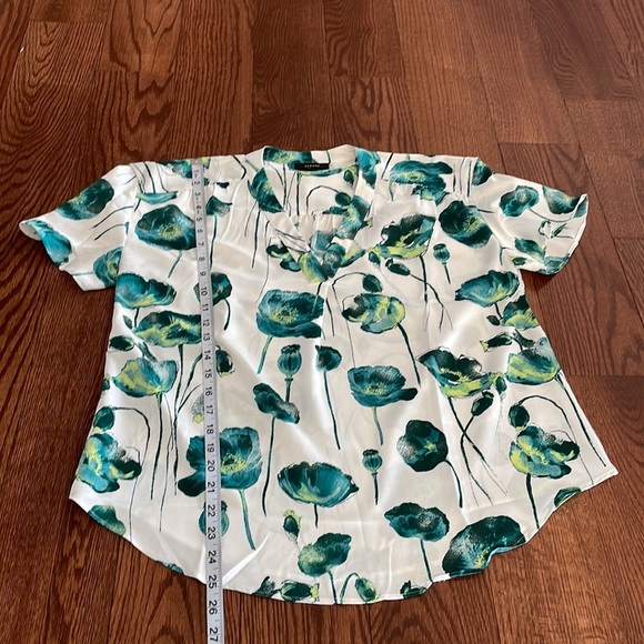 ALFANI women’s poppy floral short sleeve blouse V neck size Med white w/ green - Picture 11 of 12